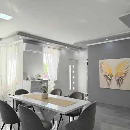 Aranyszárny Apartamento Gyula